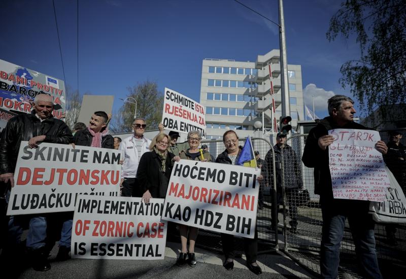 Povod prosvjednog okupljanja su, kako su kazali organizatori, secesionističke najave predsjednika entiteta Republike Srpske Milorada Dodika te nezadovoljstvo potezima visokog predstavnika  - Održani prosvjedi ispred OHR-a: Stop, embargu na demokraciju